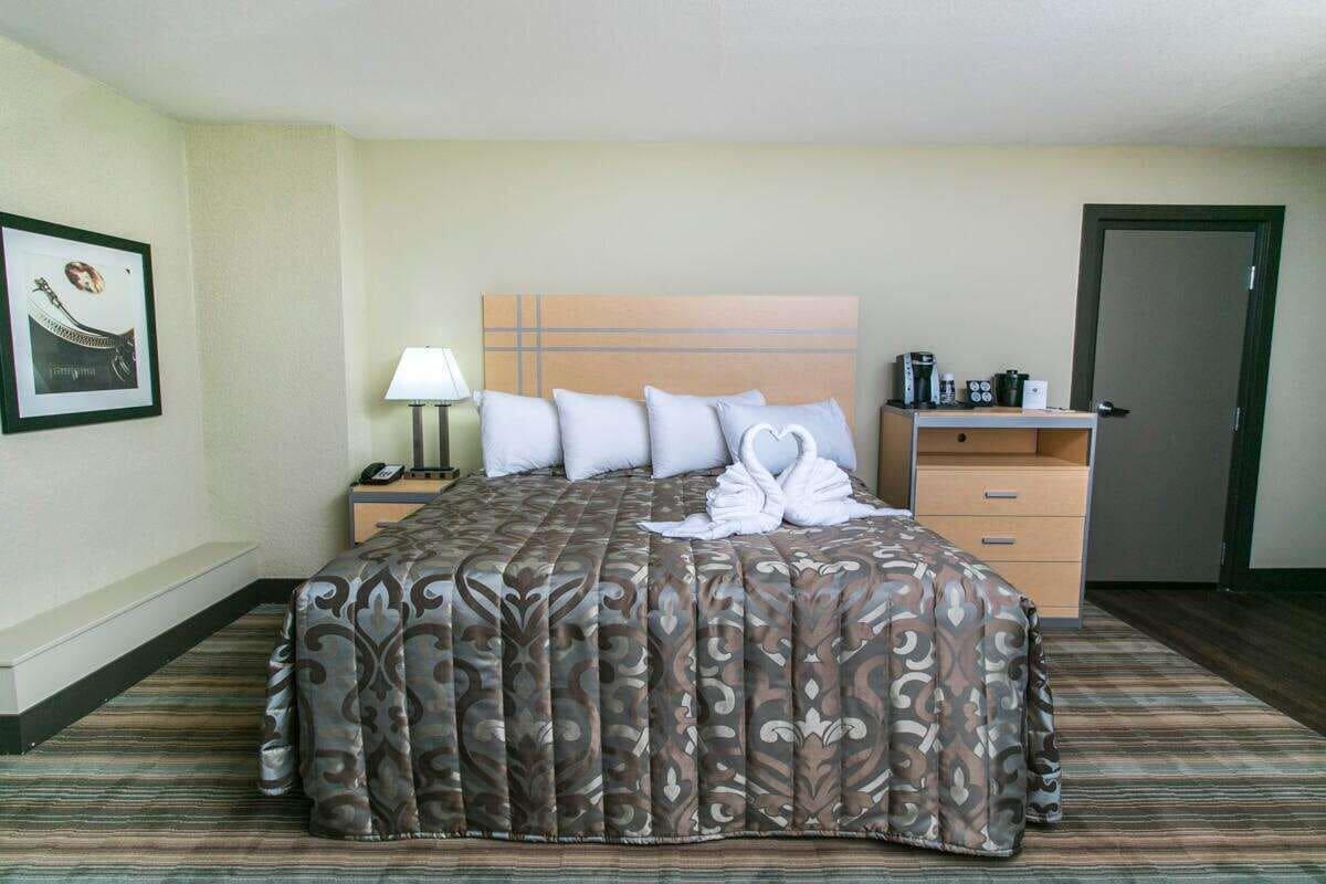 Ramada By Wyndham Edmonton Yellowhead Nw エクステリア 写真