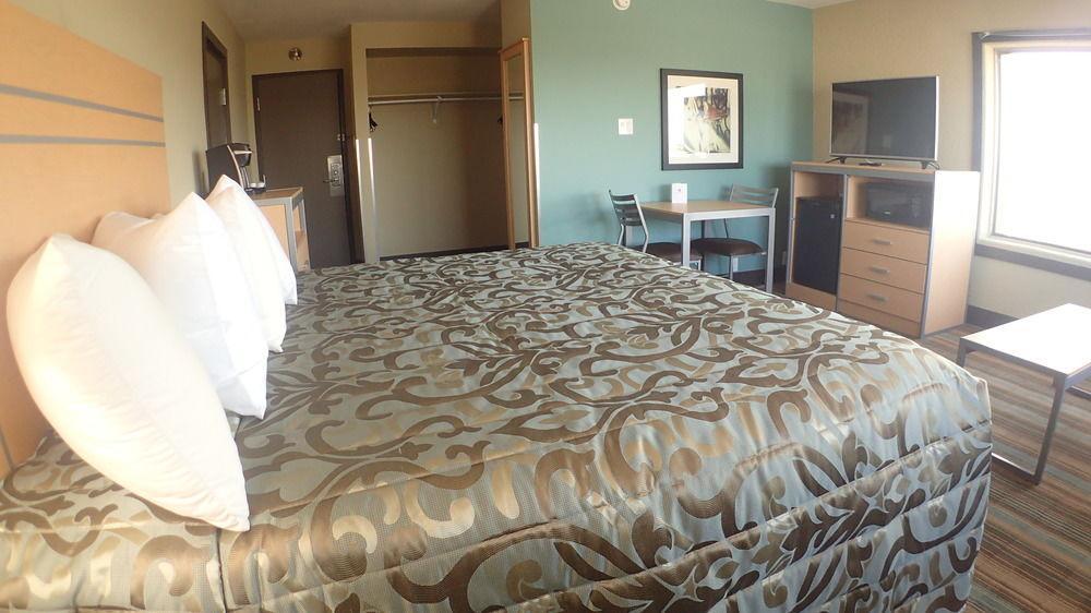 Ramada By Wyndham Edmonton Yellowhead Nw エクステリア 写真