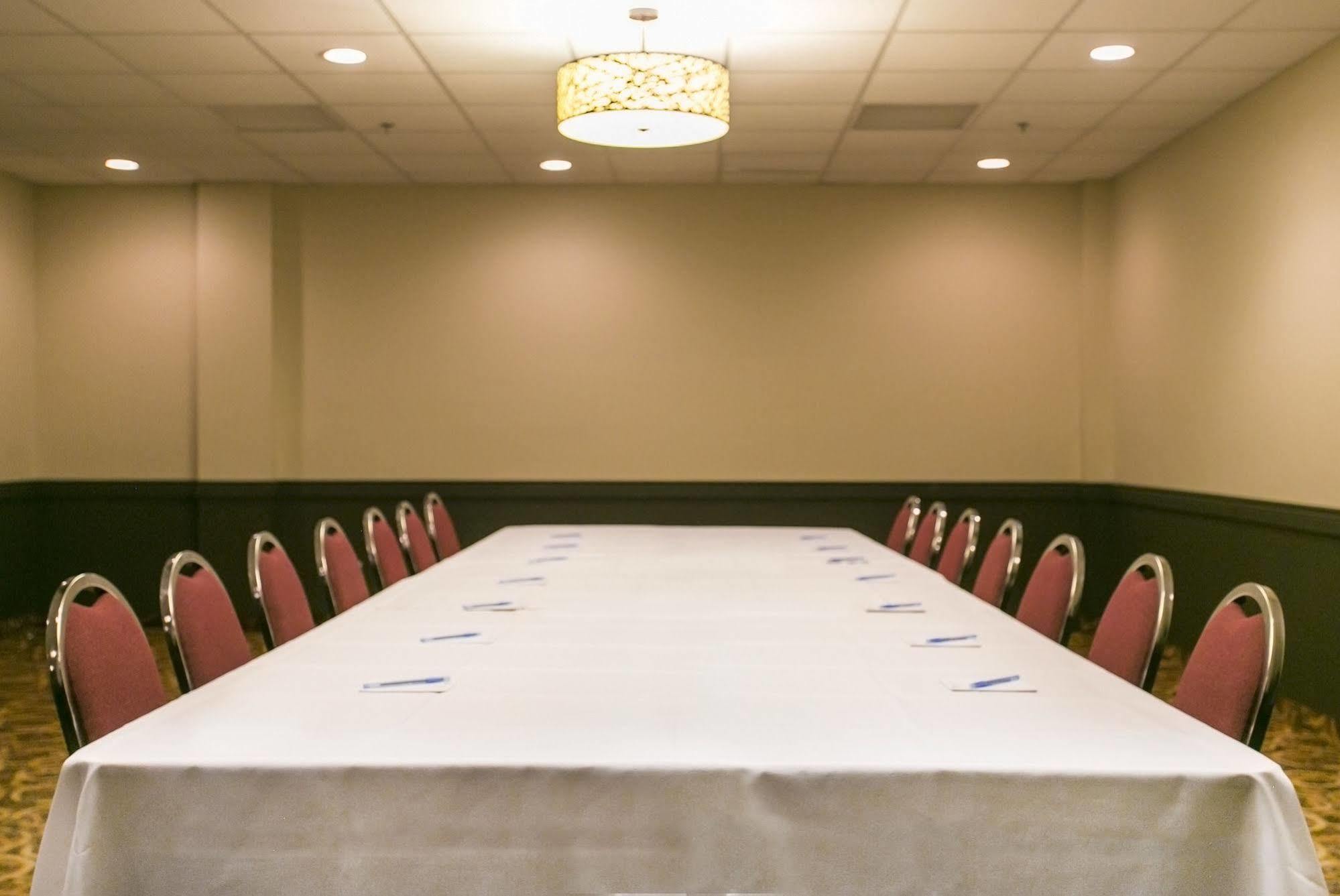 Ramada By Wyndham Edmonton Yellowhead Nw エクステリア 写真