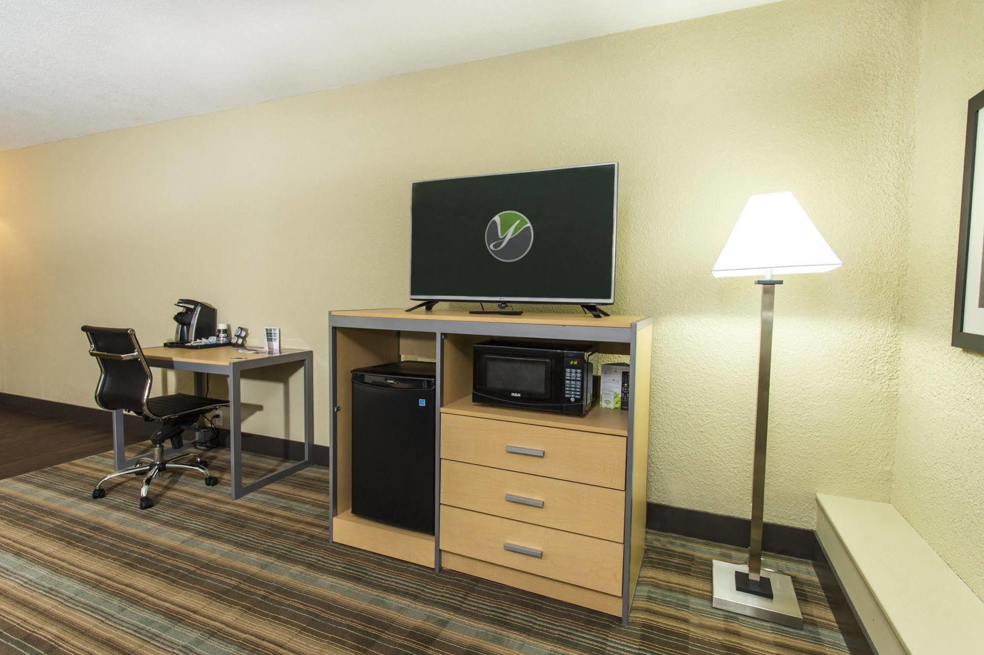 Ramada By Wyndham Edmonton Yellowhead Nw エクステリア 写真