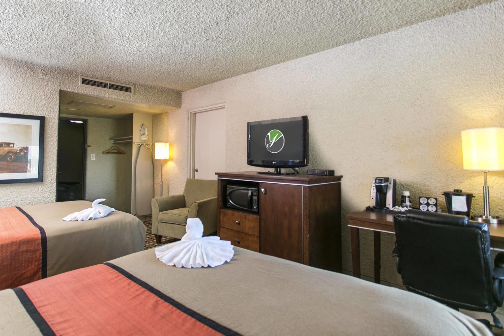Ramada By Wyndham Edmonton Yellowhead Nw エクステリア 写真