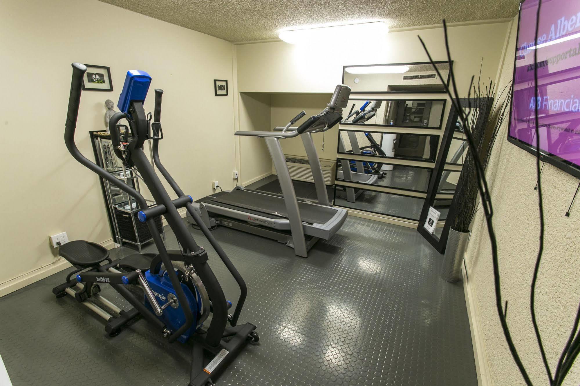 Ramada By Wyndham Edmonton Yellowhead Nw エクステリア 写真