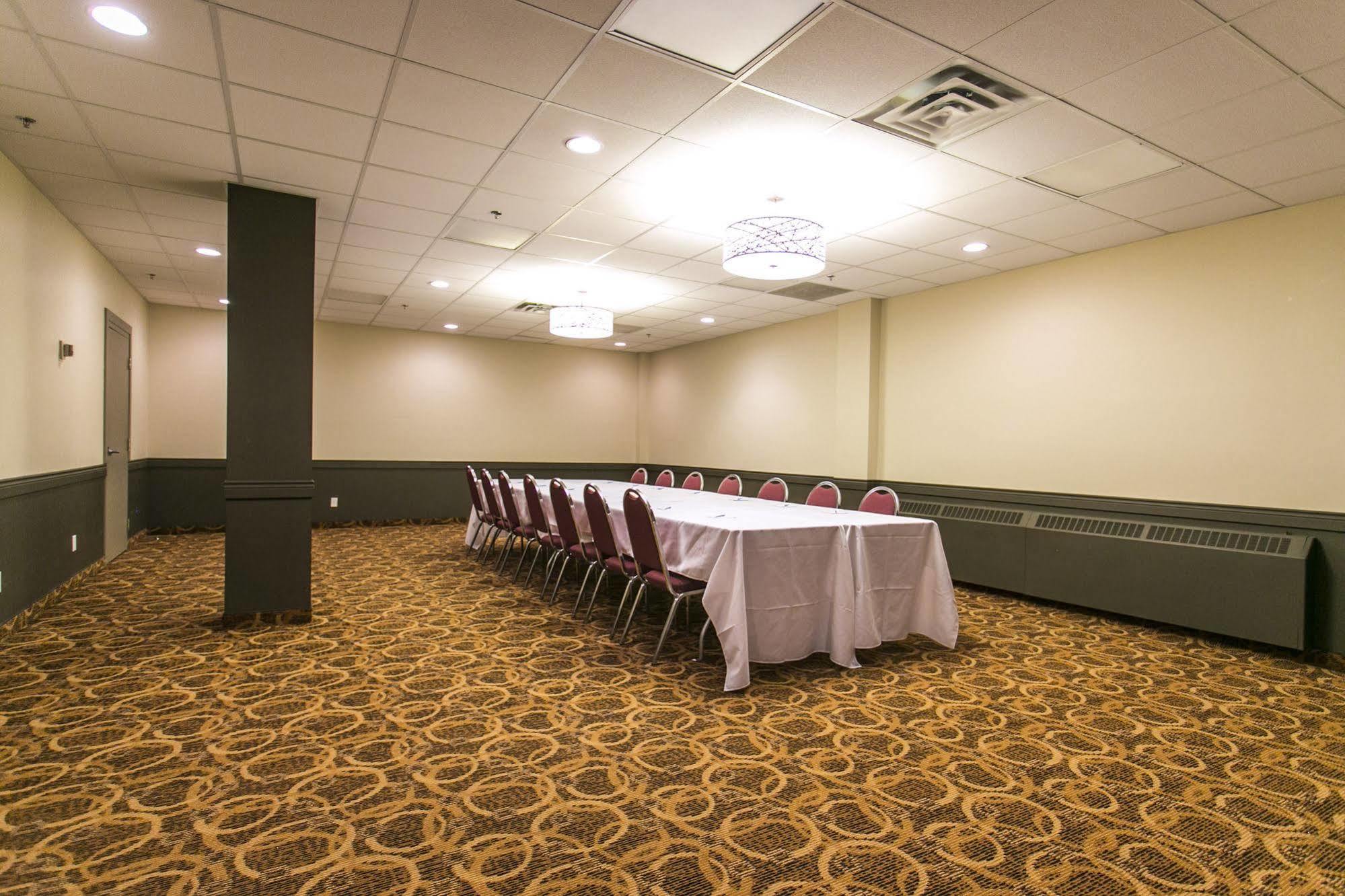 Ramada By Wyndham Edmonton Yellowhead Nw エクステリア 写真