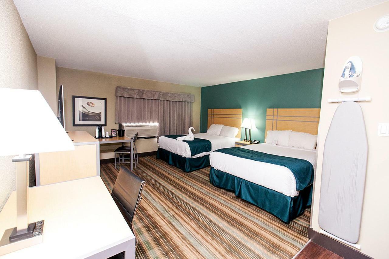 Ramada By Wyndham Edmonton Yellowhead Nw エクステリア 写真