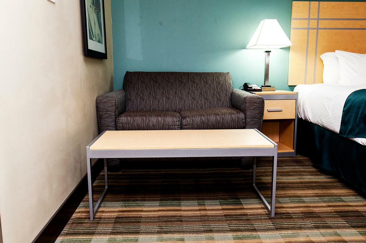 Ramada By Wyndham Edmonton Yellowhead Nw エクステリア 写真