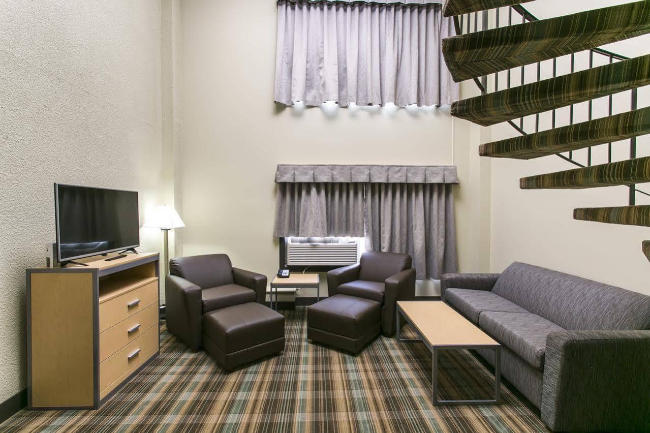 Ramada By Wyndham Edmonton Yellowhead Nw エクステリア 写真