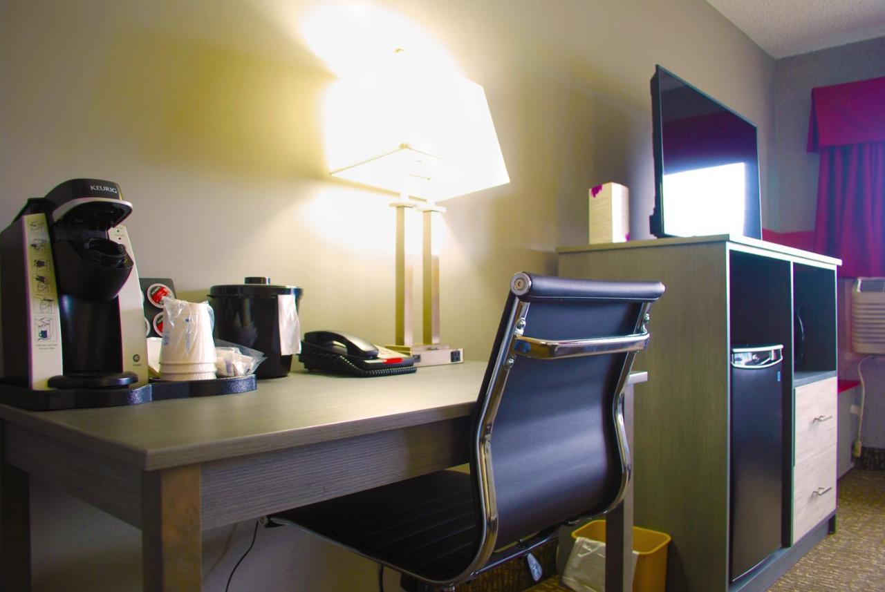 Ramada By Wyndham Edmonton Yellowhead Nw エクステリア 写真